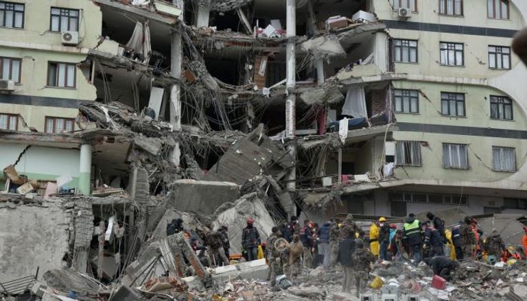 مبنى تعرض لانهيار جزئي في مدينة ديار بكر التركية جراء الزلزال