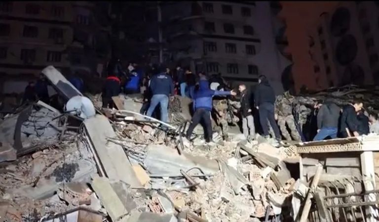 جانب من آثار الزلزال