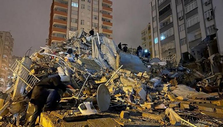 جانب من آثار الزلزال الذي ضرب تركيا فجر الإثنين