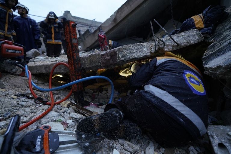 جانب من آثار الزلزال