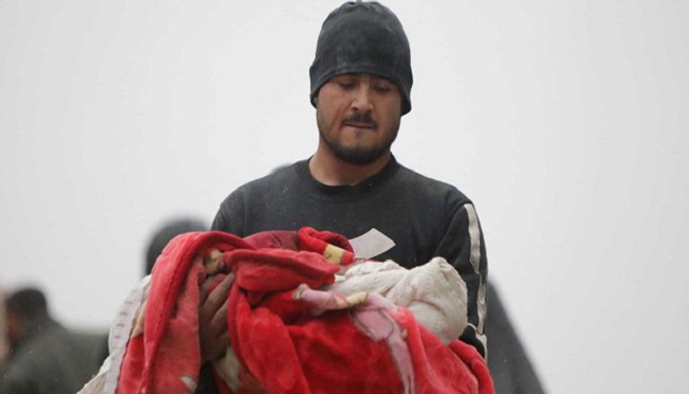 إنقاذ طفلة من تحت أنقاض منزلهم الذي دمره الزلزال - رويترز