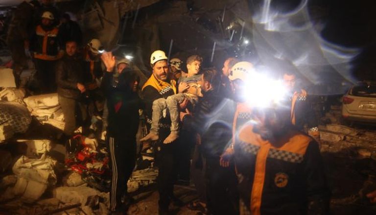 قوات الإنقاذ تخلي طفلاً من موقع بناية منهارة في سوريا