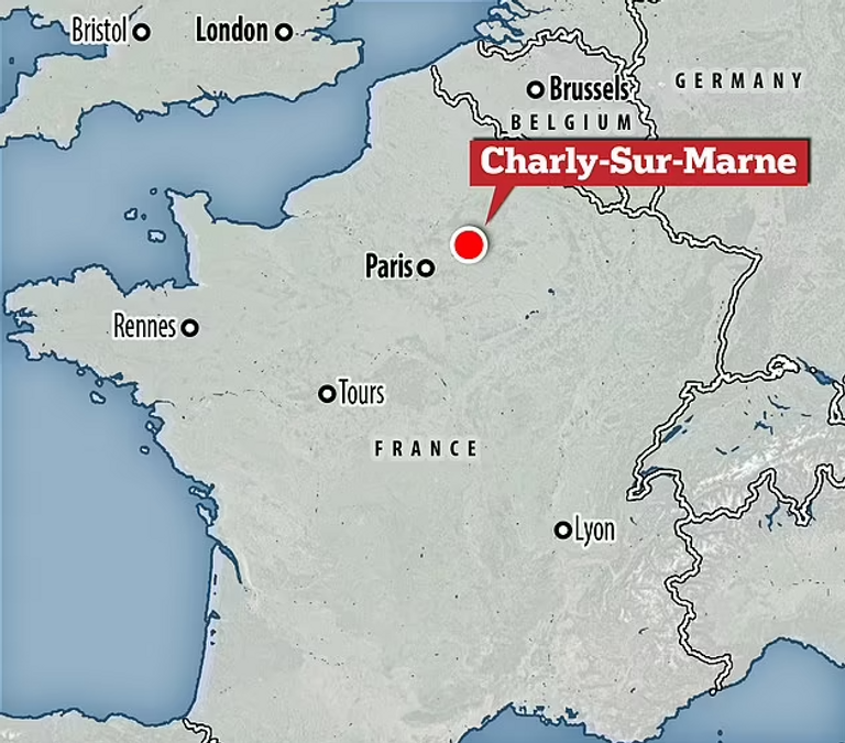 عناصر إطفاء في موقع الحريق