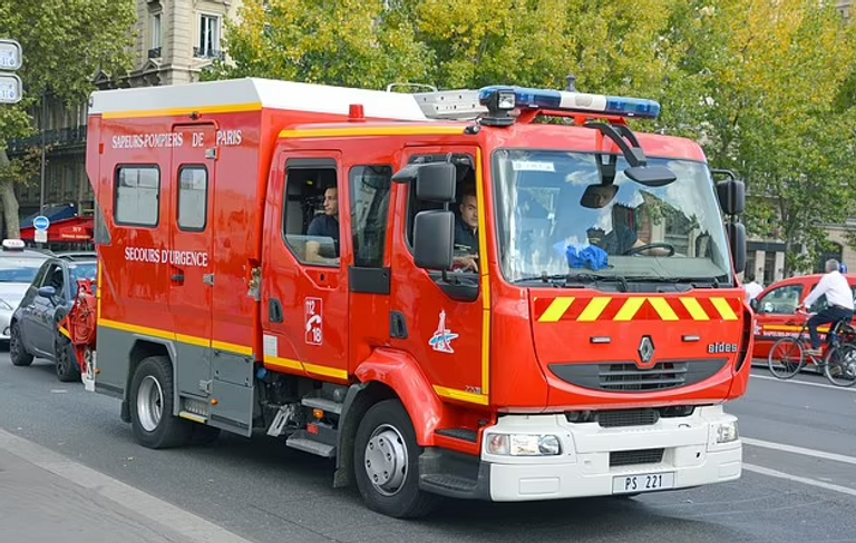 عناصر إطفاء في موقع الحريق