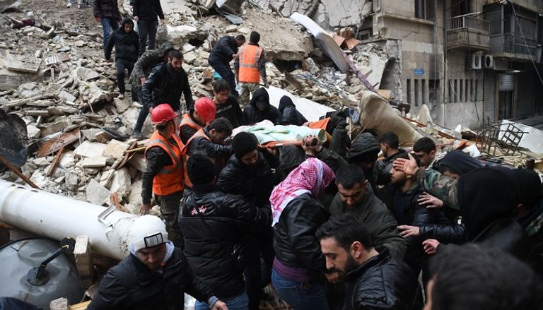 رجال الإنقاذ يبحثون عن أحياء تحت الأنقاض