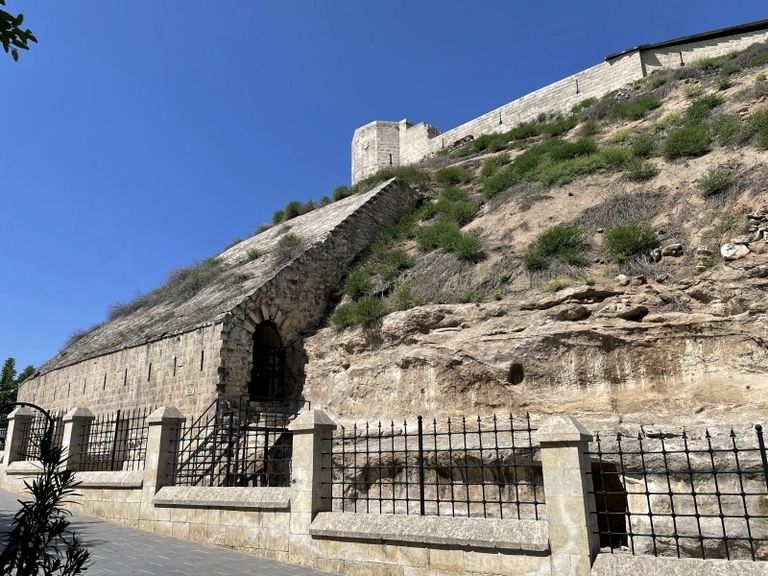 قلعة غازي عنتاب قبل وبعد انهيارها بفعل الزلزال