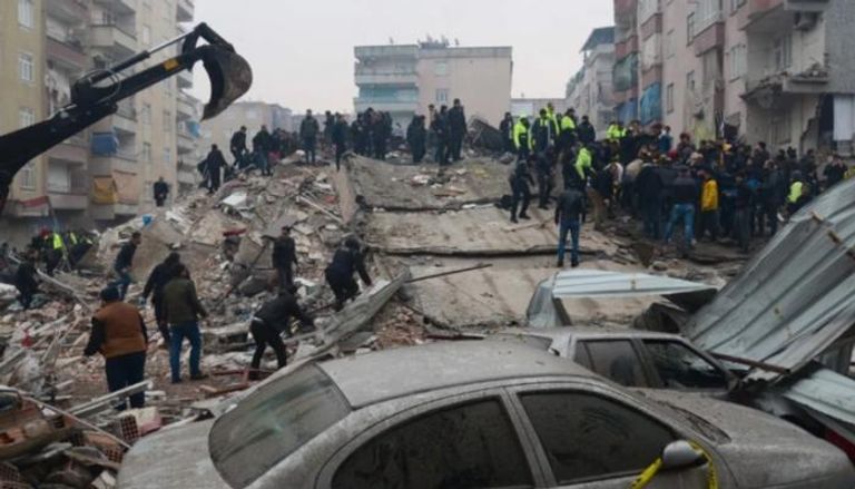 جانب من الانهيارات في تركيا بعد الزلزال العنيف
