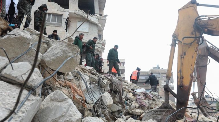 جانب من الانهيارات في تركيا بعد الزلزال العنيف