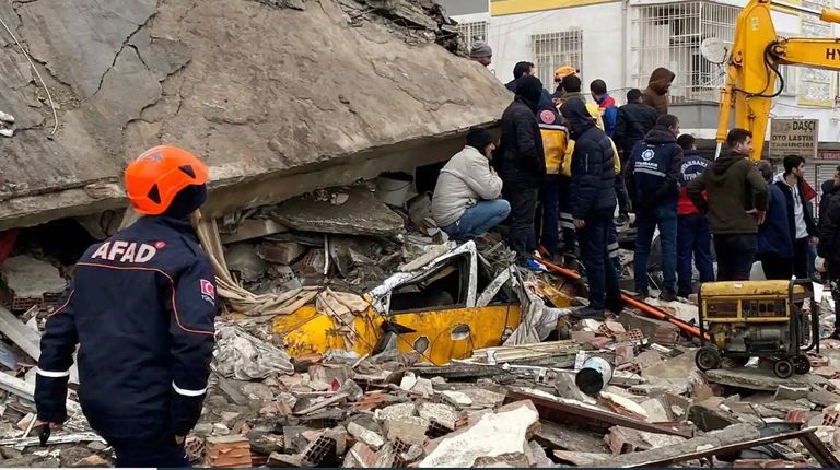 جانب من الانهيارات في تركيا بعد الزلزال العنيف
