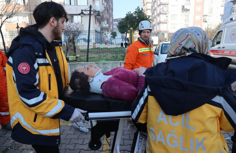 رجلا إنقاذ يحملان الرضيعة بعد إنقاذها