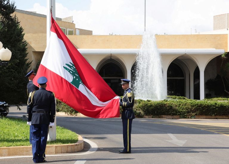 تعليق العلم اللبناني على سارية قصر بعبدا