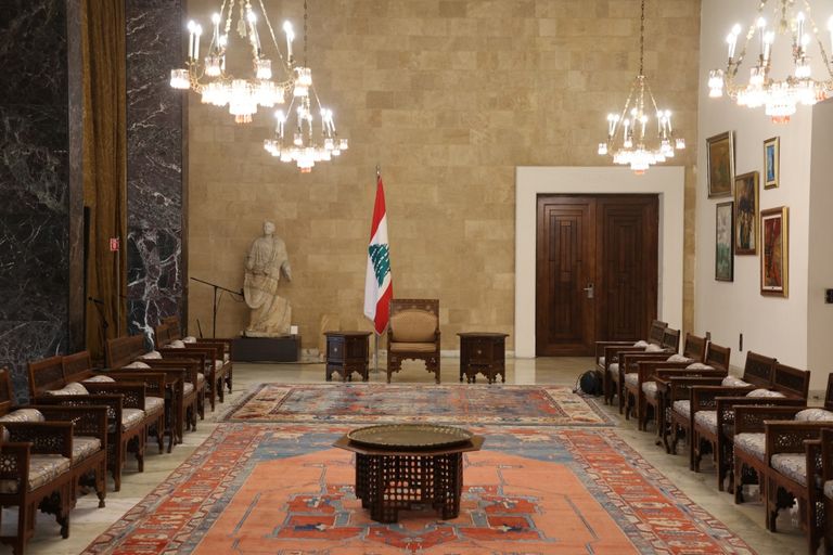 تعليق العلم اللبناني على سارية قصر بعبدا