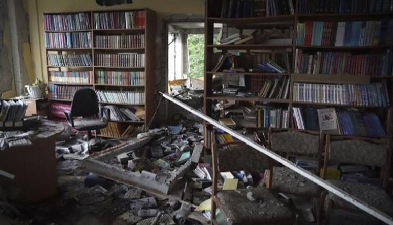 مكتبة أوكرانية تعرضت للتدمير بعد قصفها 