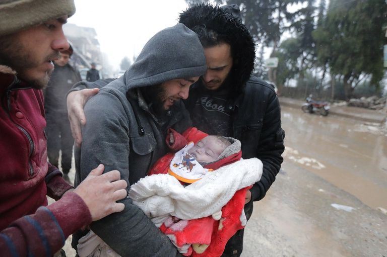 صدمة وفزع قرب أحد المنازل المنهارة بتركيا