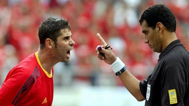 جمال الغندور حكم مباراة إسبانيا وكوريا الجنوبية جمال الغندور حكم مباراة إسبانيا وكوريا الجنوبية