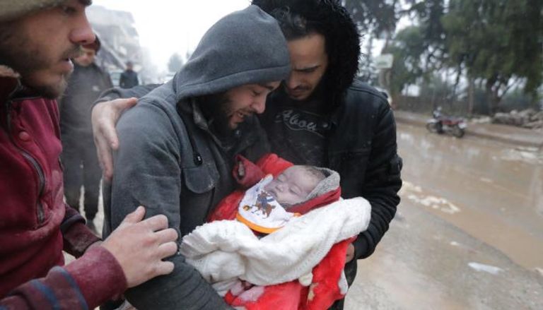 أب سوري يبكي طفله الذي قتله الزلزال (أ .ف. ب)
