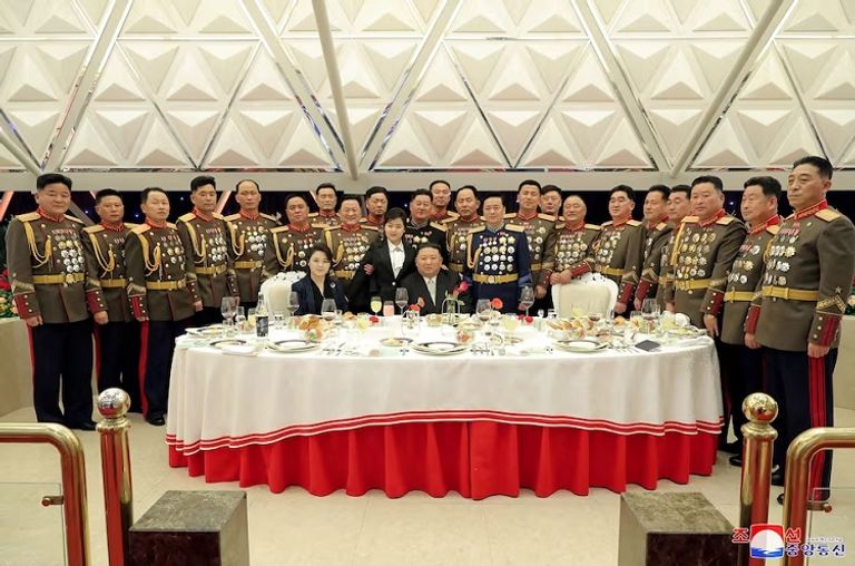 كيم جونغ أون وابنته وزوجته ومن خلفهم جنرالات الجيش