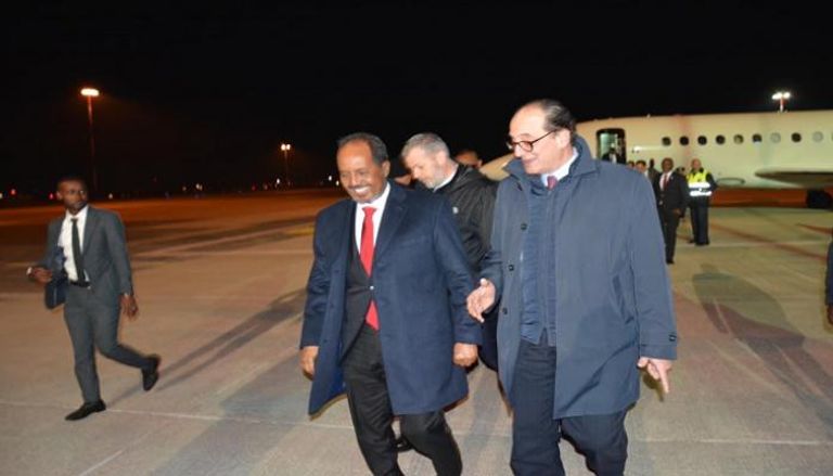 الرئيس الصومالي عقب وصوله إلى إيطاليا