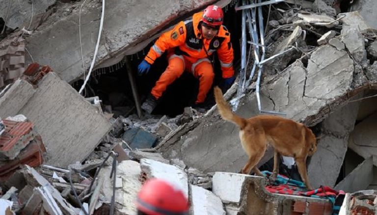 تركي يحتضن يد ابنته العالقة تحت الأنقاض