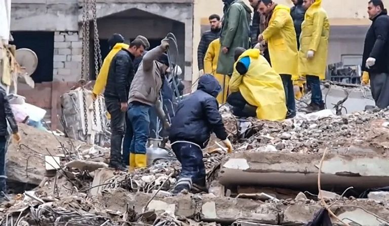 تركي يحتضن يد ابنته العالقة تحت الأنقاض
