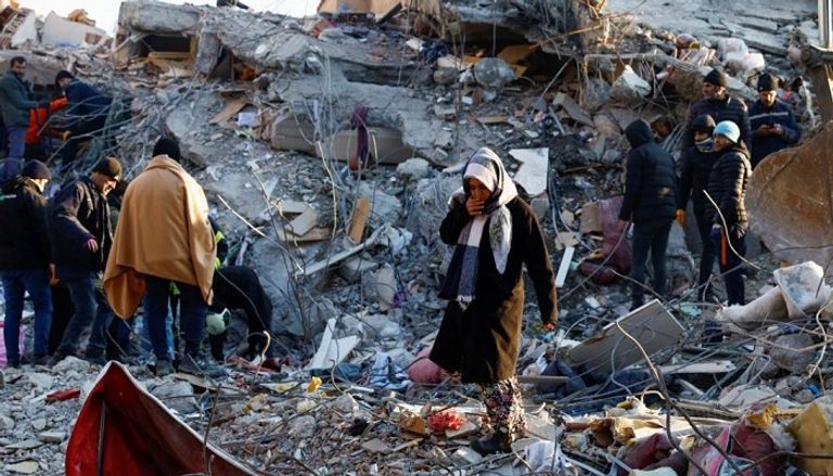 تركي يحتضن يد ابنته العالقة تحت الأنقاض