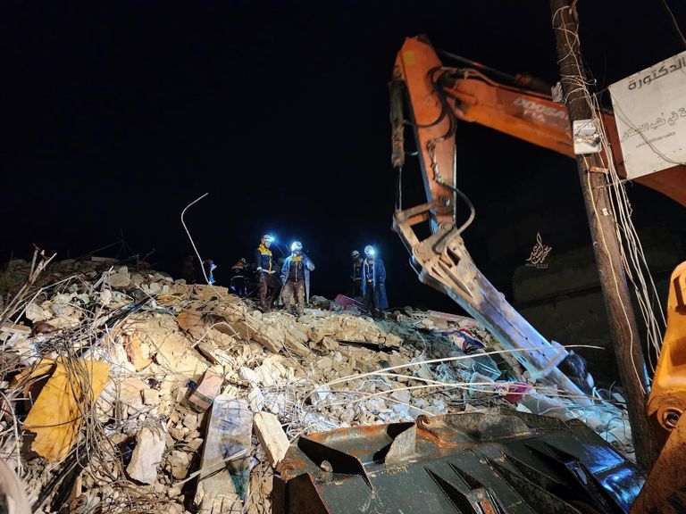 تواصل محاولات إنقاذ الناجين من الزلزال في سوريا