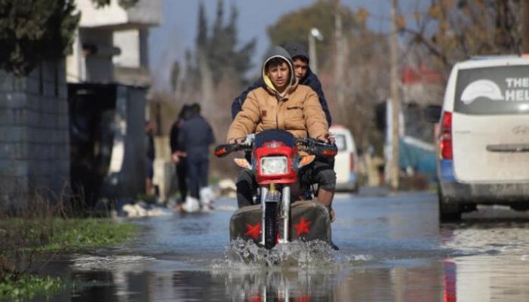 المياه غمرت شوارع القرية