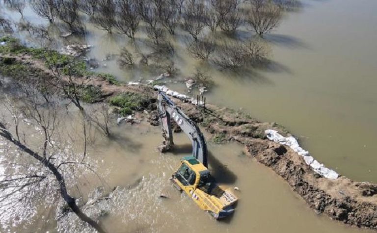 المياه غمرت شوارع القرية