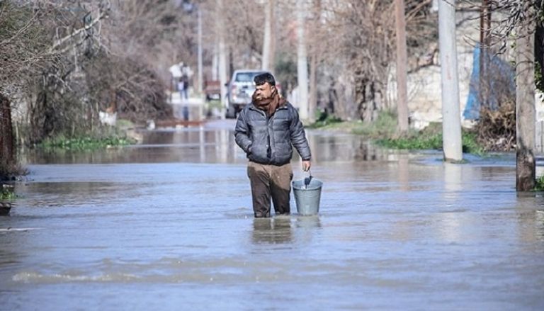 المياه غمرت شوارع القرية