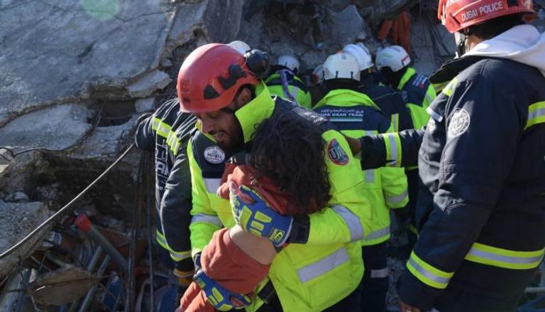 فريق الإنقاذ الإماراتي ينقذ عائلة سورية 
