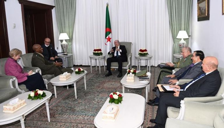 الرئيس الجزائري عبد المجيد تبون خلال استقباله المسؤول الأمريكي