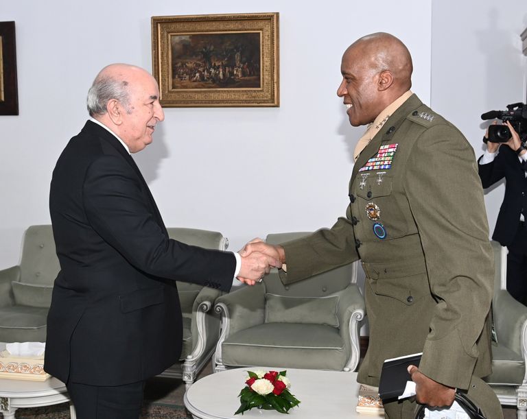 الرئيس الجزائري عبد المجيد تبون خلال استقباله المسؤول الأمريكي