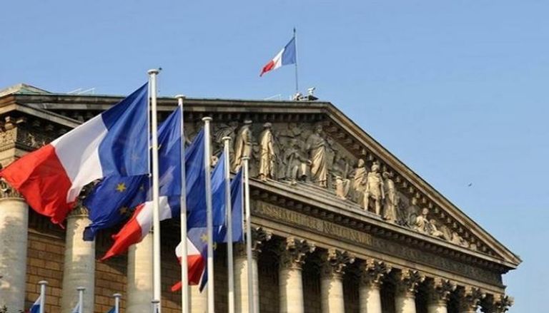 فرنسا تسعى لاحتواء الأزمة