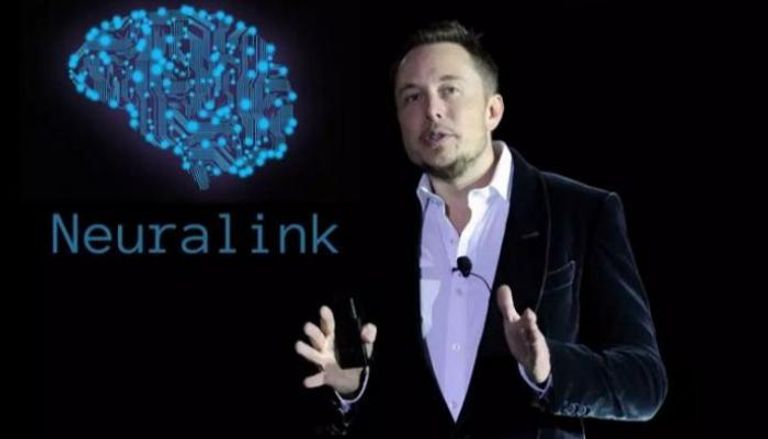 الملياردير الأمريكي إيلون ماسك وهو يتحدث عن شركته نيورالينك (Neuralink)