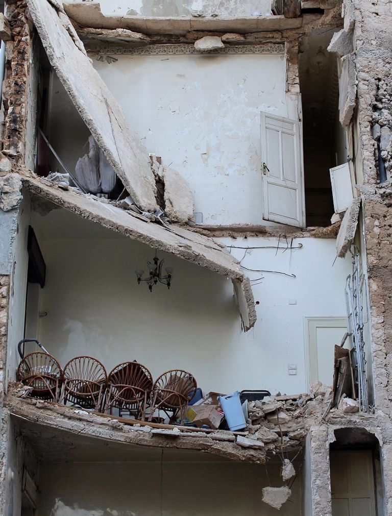 جانب من عمليات رفع الأنقاض بعد الزلزال