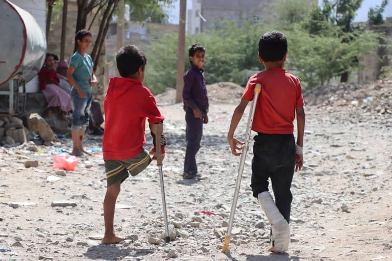 بدر ومحمد اللذان بترت أقدامهما بسبب قذيفة حوثية
