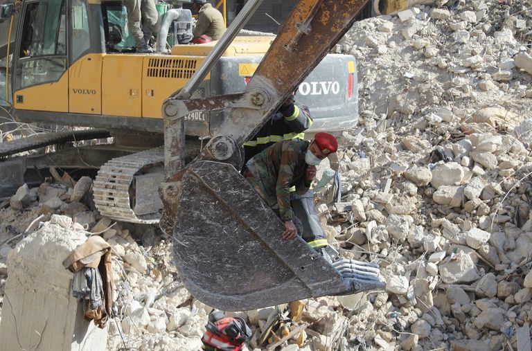 جانب من آثار الزلزال