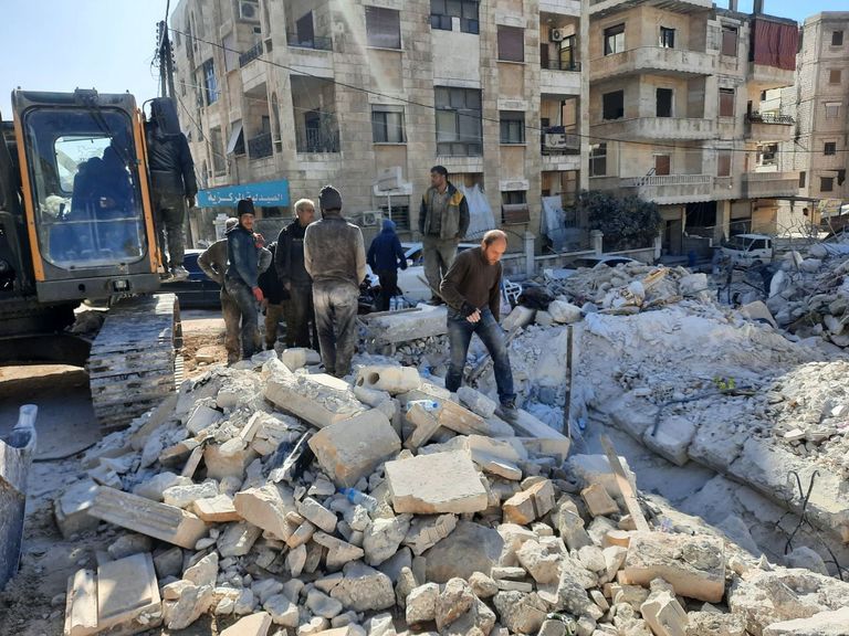 جانب من آثار الزلزال