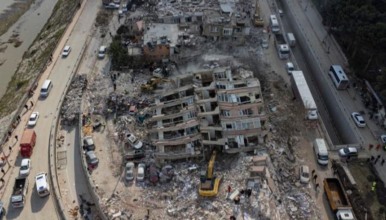 بناء منهار جراء الزلزال المدمر في تركيا