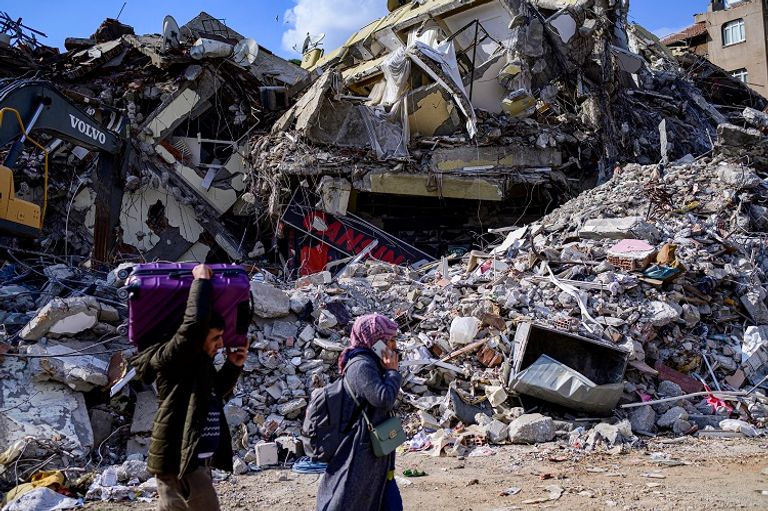 بناء منهار جراء الزلزال المدمر في تركيا