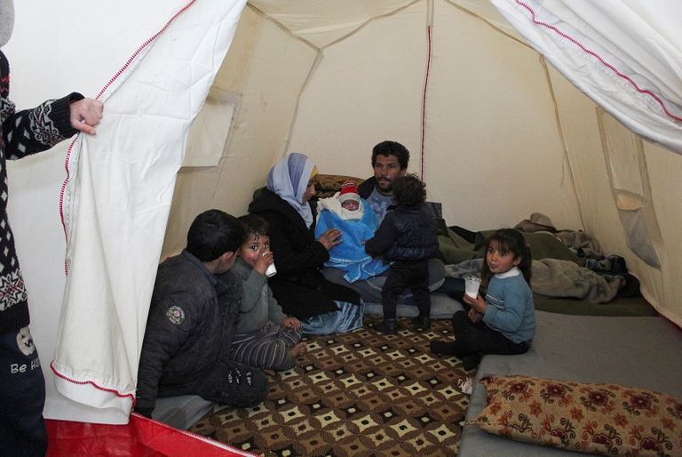 فاطمة أحمد تحمل مولودها الجديد نجم الدين محمود