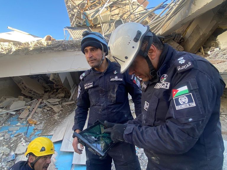 عناصر من فريق البحث والإنقاذ الأردني الدولي