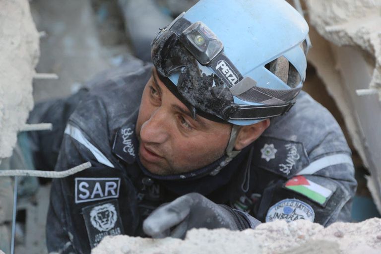 عناصر من فريق البحث والإنقاذ الأردني الدولي