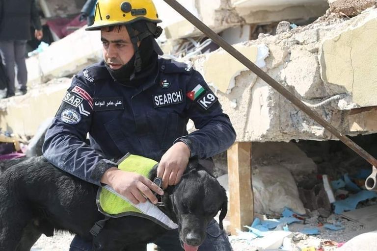 عناصر من فريق البحث والإنقاذ الأردني الدولي