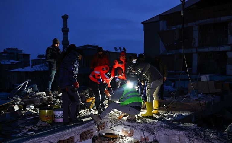 فرق الإنقاذ تسابق الزمن لانتشال العالقين