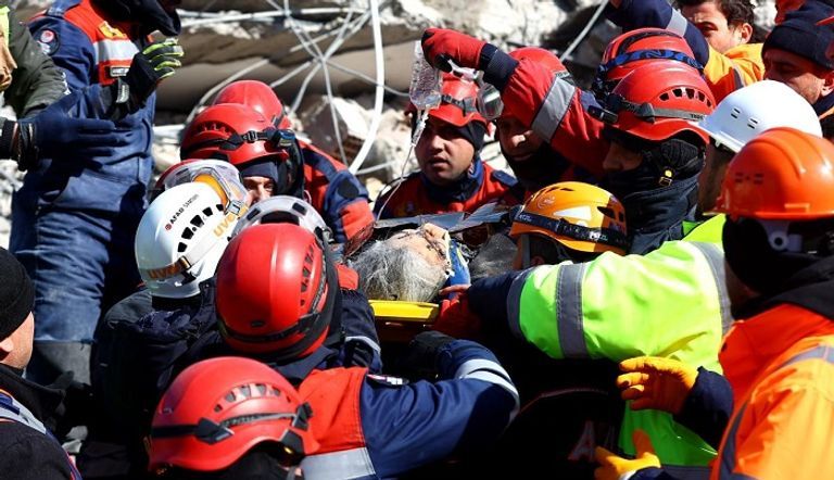 فرق الإنقاذ تسابق الزمن لانتشال العالقين