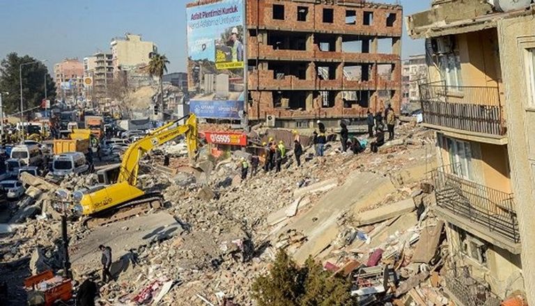 جهود مضنية لإخراج العالقين تحت الأنقاض