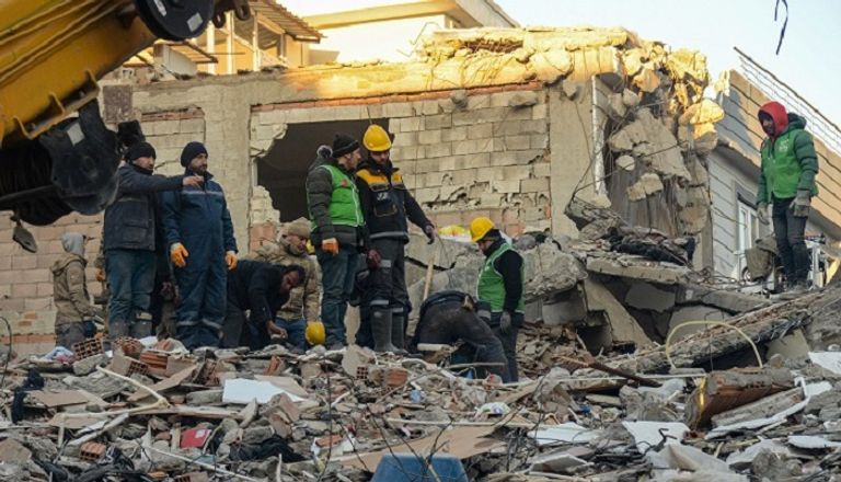 جهود مضنية لإخراج العالقين تحت الأنقاض