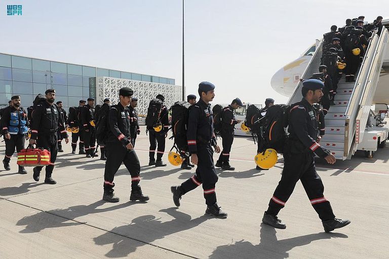 فرق الإنقاذ السعودي قبيل مغادرة مطار الملك خالد