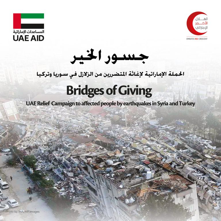 إماراتية تحمل طفلا سوريا بعد إنقاذه من تحت الأنقاض في تركيا